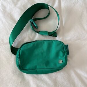 kelly green lululemon belt bag